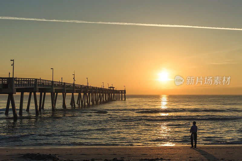 日出时分的海滩码头