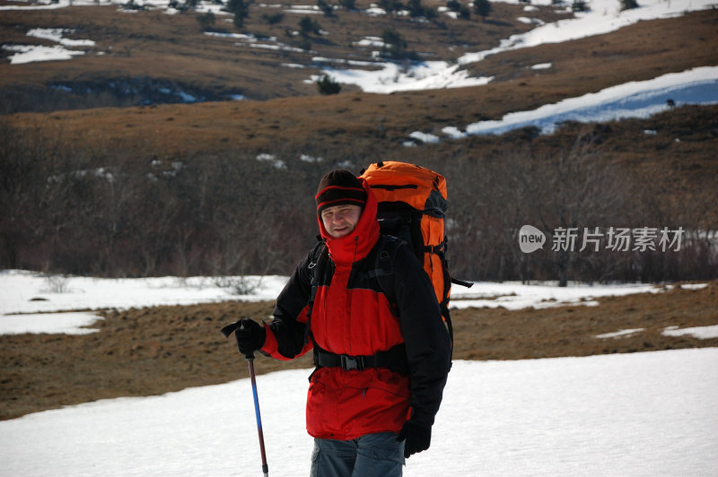 冬季山里的徒步旅行者