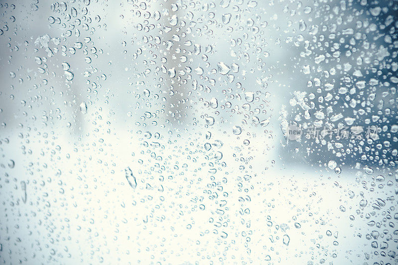 冬天的自然背景-雨滴落在窗玻璃上