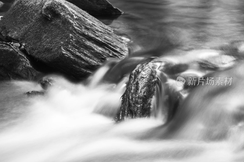 山溪在岩石周围运动的B&W