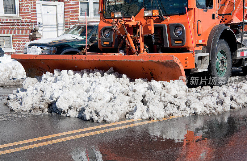 扫雪机清理城市街道