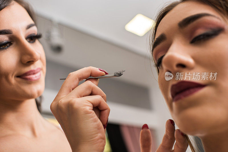 在化妆室使用假睫毛的特写。