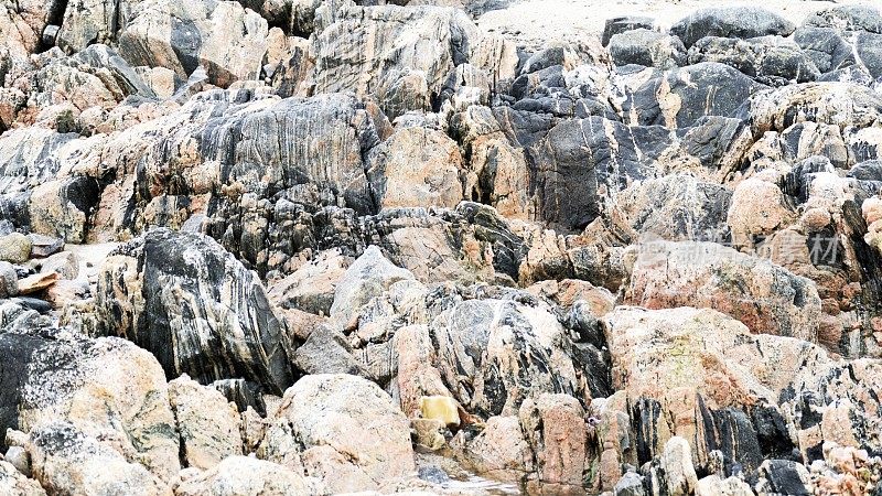 挪威特罗姆瑟附近的克瓦洛伊岛的岩石和巨石
