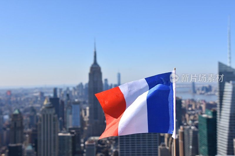 以帝国大厦为背景的法国国旗