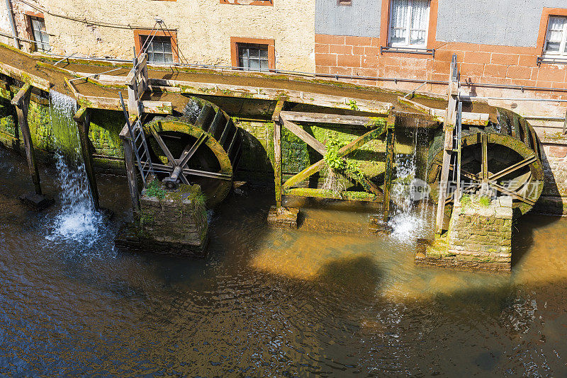 萨尔堡市具有水轮的历史公共建筑