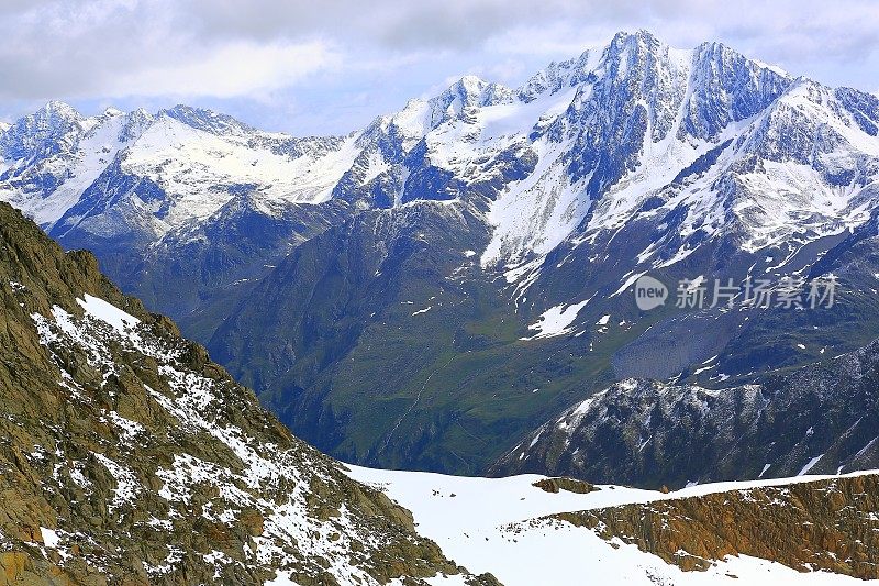 雄伟的Kaunertal南蒂罗尔雪峰山脉全景和田园诗般的Otztal泰罗尔山谷从上面，奥地利