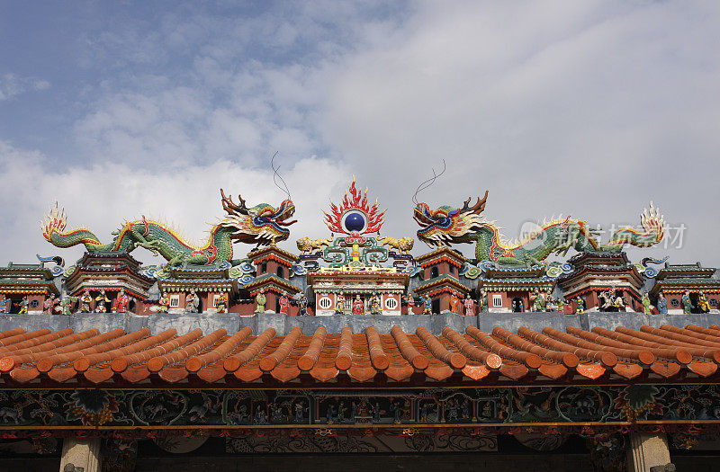 亚洲寺庙屋顶上的中国龙