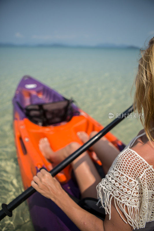 女人canoeing-Tropical气候