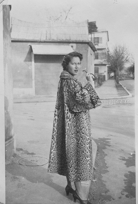 五十年代穿皮草的年轻女人。黑色和白色