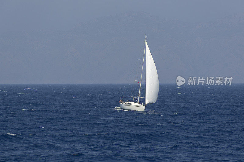 在土耳其穆格拉的马尔马里斯湾爱琴海航行的游艇