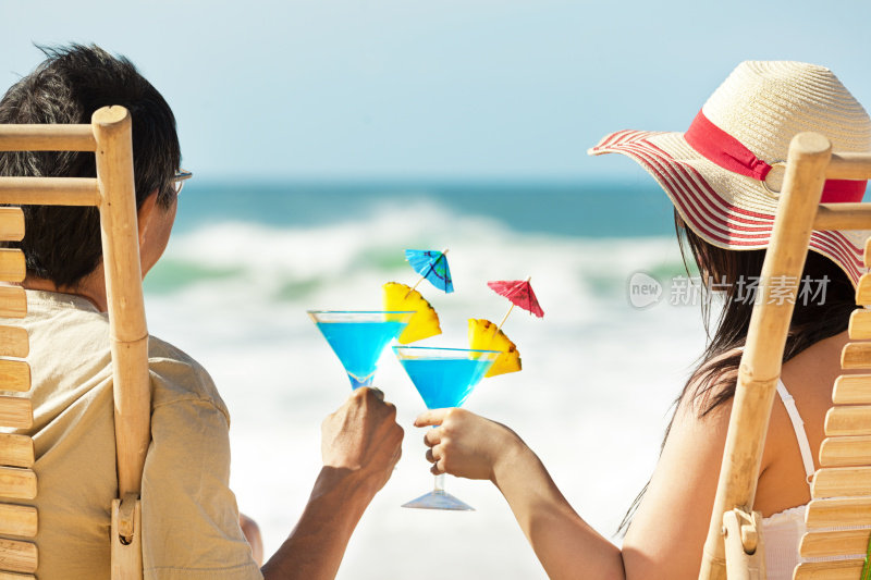 情侣度假在海滩天堂与热带鸡尾酒饮料