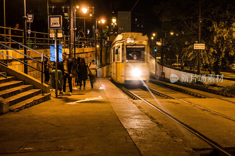 夜间长时间曝光的布达佩斯有轨电车里的人