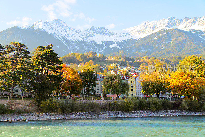 奥地利因斯布鲁克的旧城建筑，金色的秋天全景和田园诗般的北蒂罗尔白雪覆盖的卡温德尔山脉