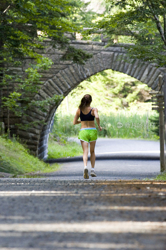 女性跑步者