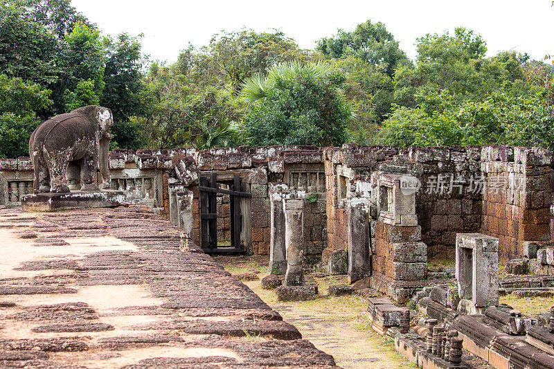 柬埔寨:吴哥窟建筑群的东梅本寺