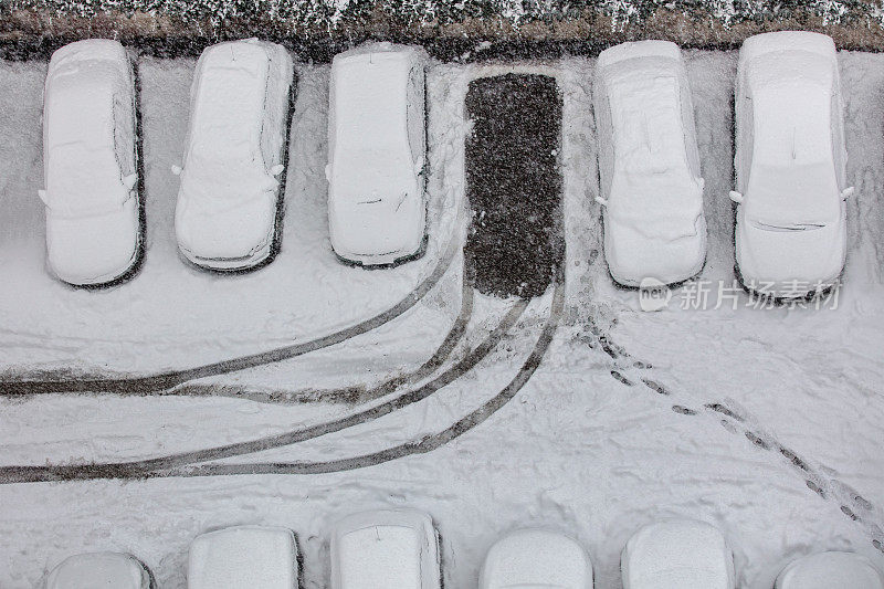 停车场积雪