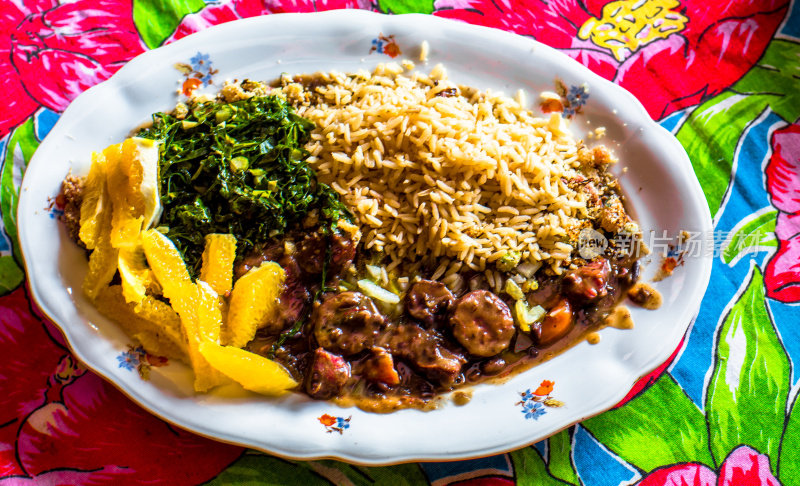 传统的巴西菜——feijoada——非常受欢迎，并融入了这个国家的烹饪传统。有选择性的重点。
