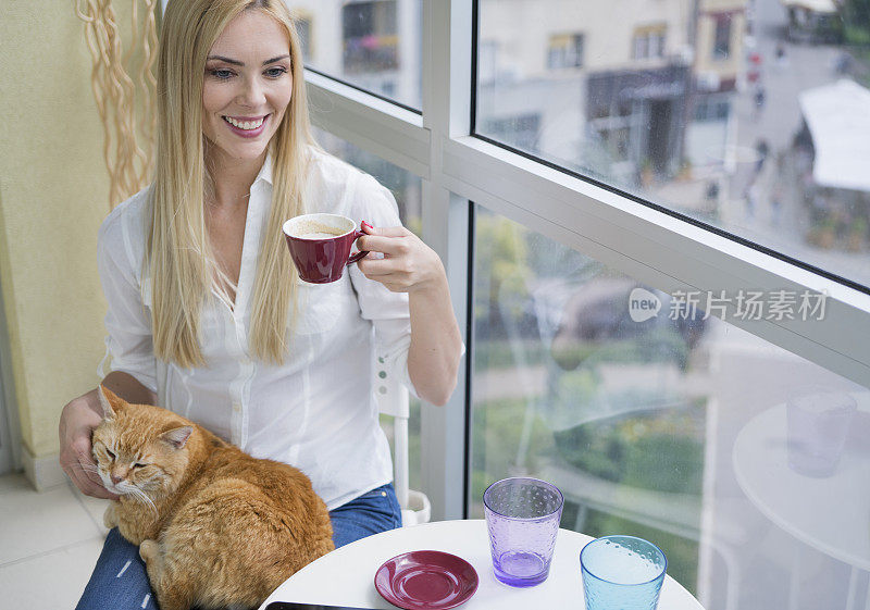 咖啡馆里带着猫的女人