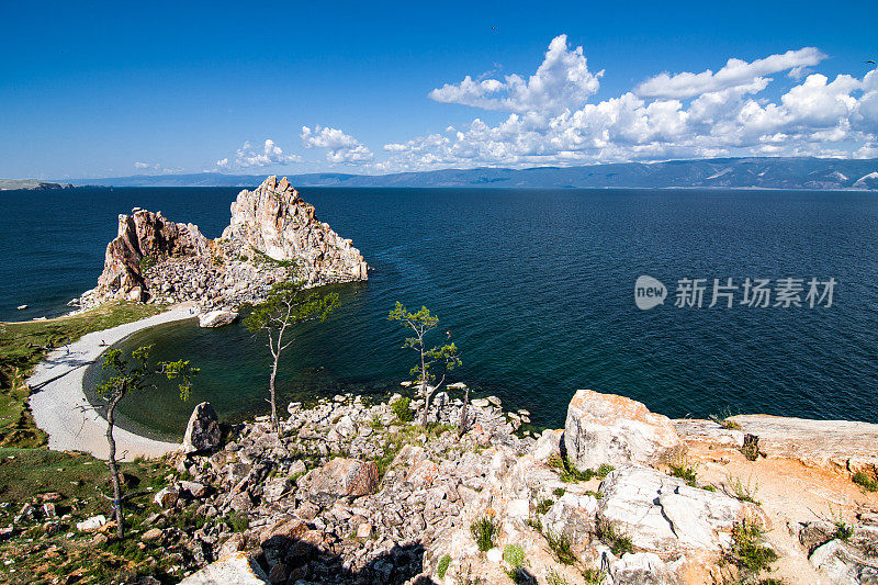 在夏天的贝加尔湖和沙曼卡岩石