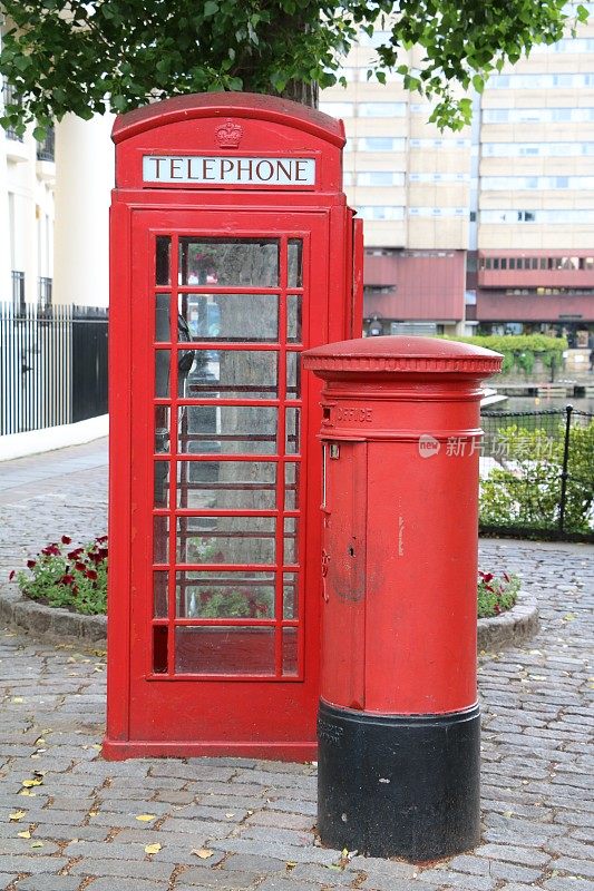 英国伦敦的红色邮箱和手机