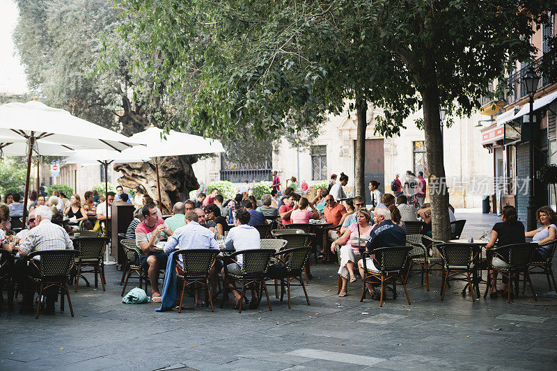 马略卡岛帕尔马的一家餐馆外坐着一群人