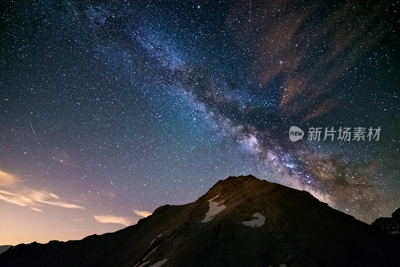 这是在意大利阿尔卑斯山都灵省的高海拔地区拍摄到的彩色发光的银河核心和星空。