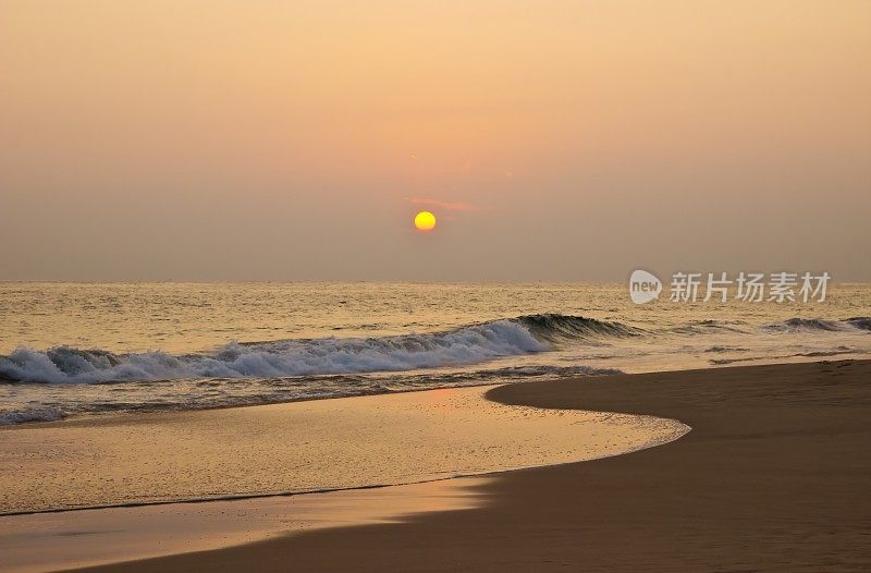 斯里兰卡印度洋海滩上的日落