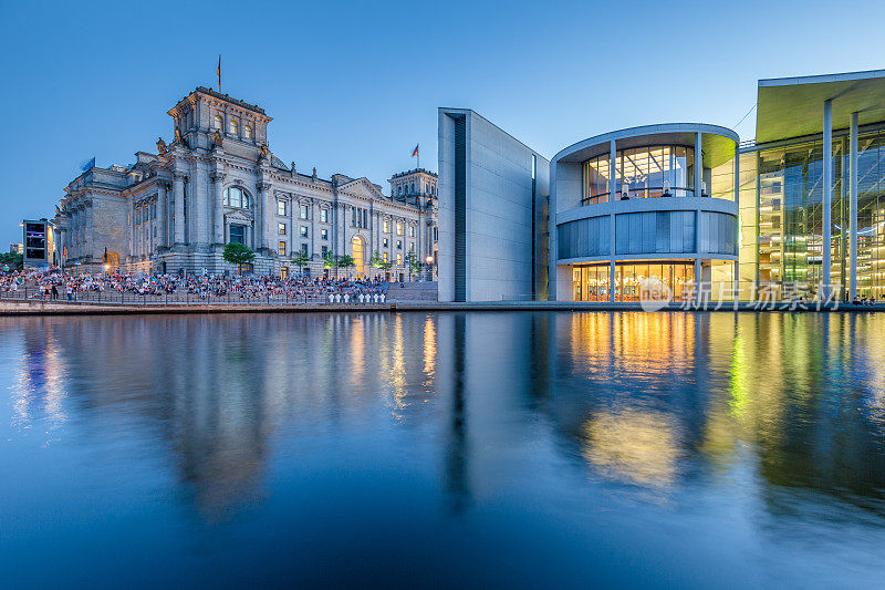 德国，柏林市中心，暮色中的国会大厦和施普雷河
