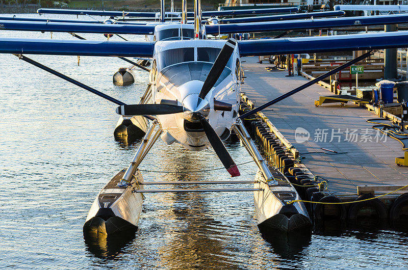 水上飞机停泊在码头上