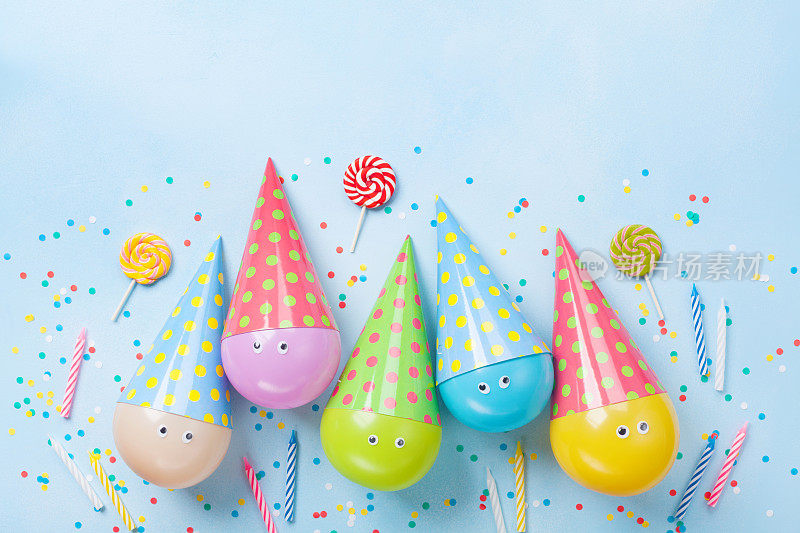 生日或派对背景。有趣的气球，糖果和五彩纸屑在蓝色桌面视图。平的。