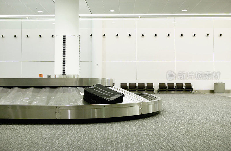 无人认领的行李在机场的转弯风格