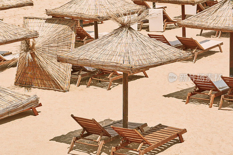 雨伞和太阳躺椅