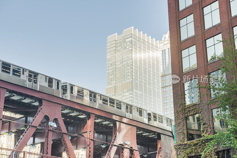 芝加哥市区伊利诺斯州建筑与高架L列车