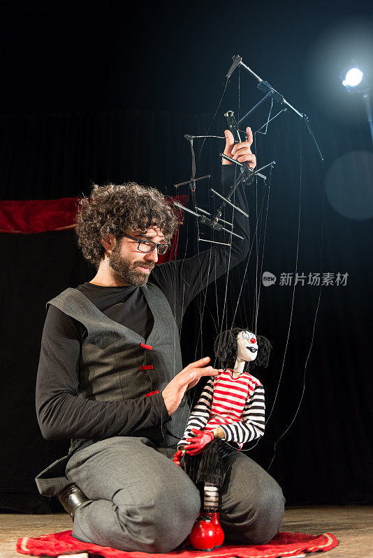 剧院艺术家和他的小丑木偶