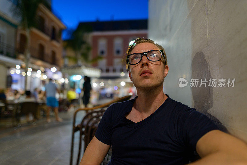 年轻英俊的书呆子游客享受生活Málaga，西班牙