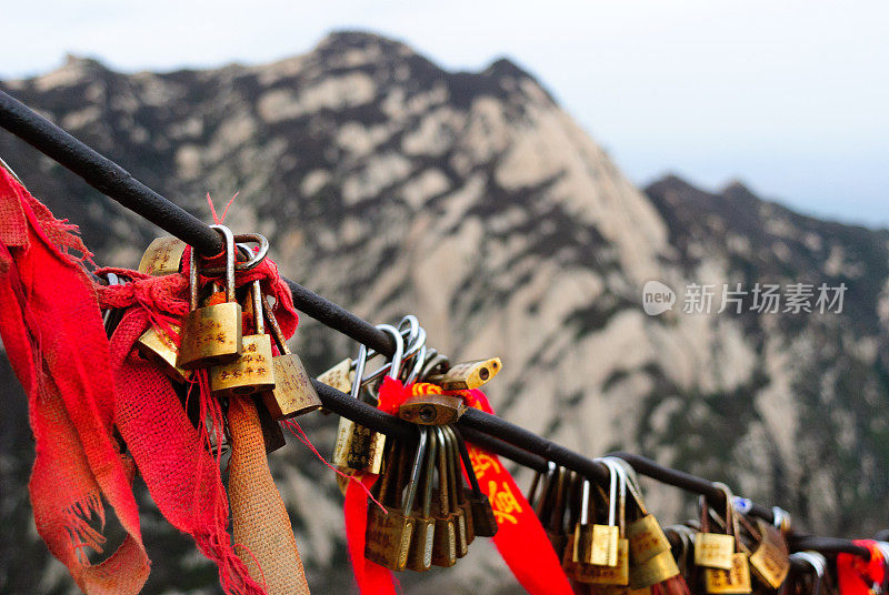 中国华山的红蝴蝶结锁