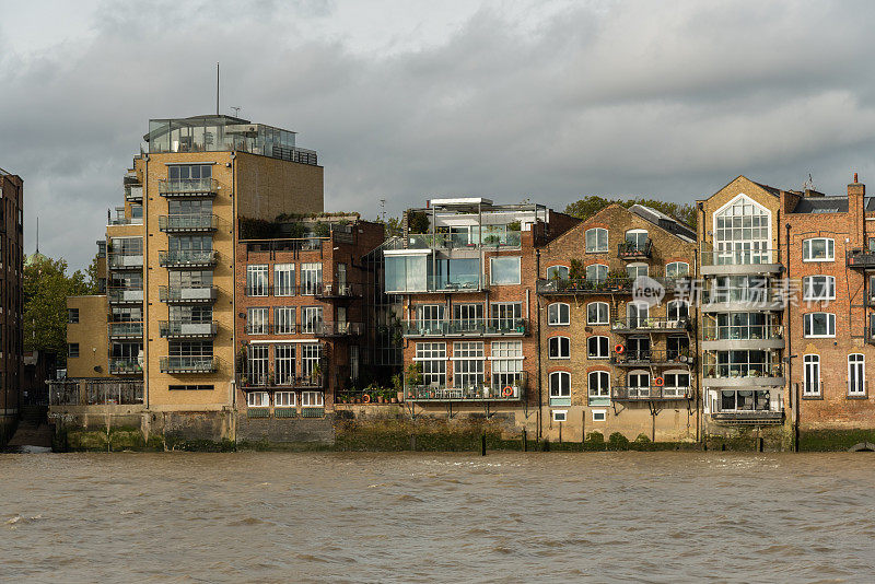 从泰晤士河上俯瞰风景如画的东伦敦建筑