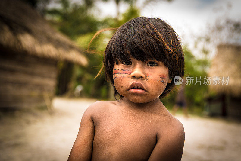 来自巴西图皮瓜拉尼部落的巴西土著儿童