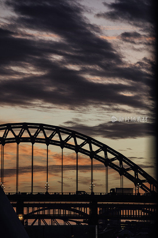 日落时分的泰恩大桥