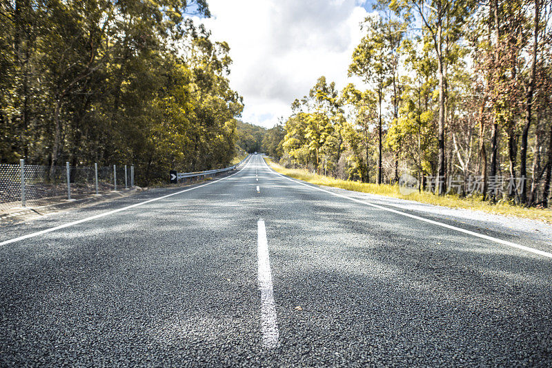 一条被森林环绕的澳大利亚公路