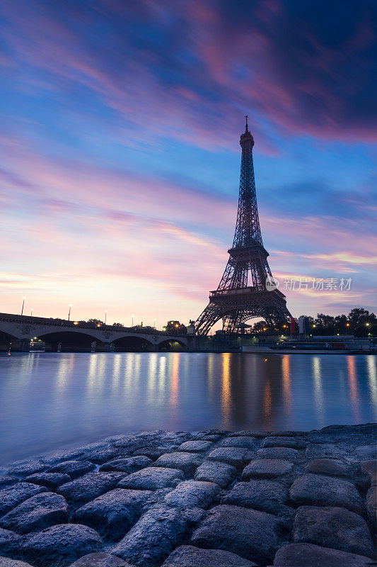 蓝色时间里的埃菲尔铁塔。法国巴黎