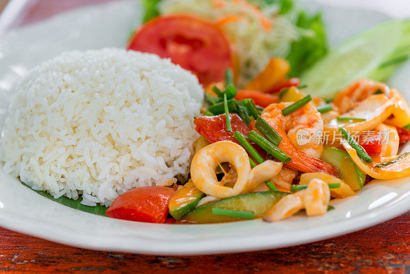 这道菜搭配亚洲米饭和酸甜汁蔬菜虾