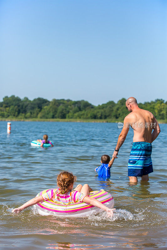 夏天一家人在海滩上玩水