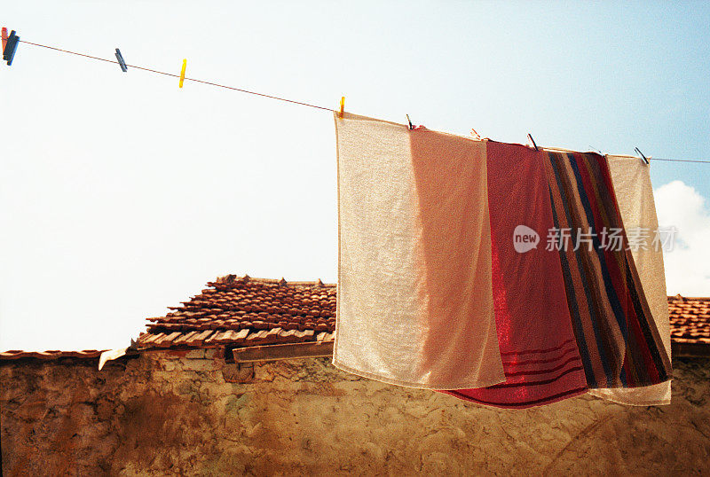 波德戈里察一根绳子上的彩色毛巾。黑山共和国