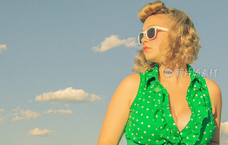 海报主妇在绿色Pokey点20世纪50年代的连衣裙