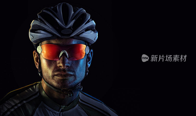 发布背景与copyspace。骑自行车的人。Dramaticcolorful特写肖像。