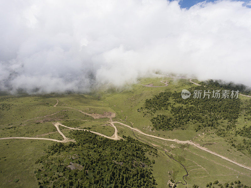 云层下的山景鸟瞰图