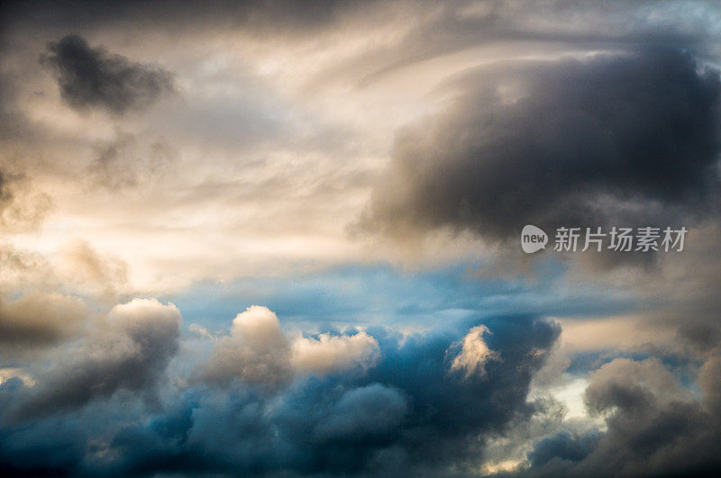 狂风暴雨的夏天的天空