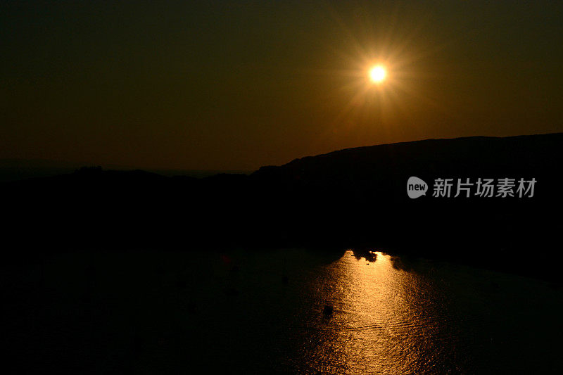 伊奥尼亚海和山巅上的太阳。