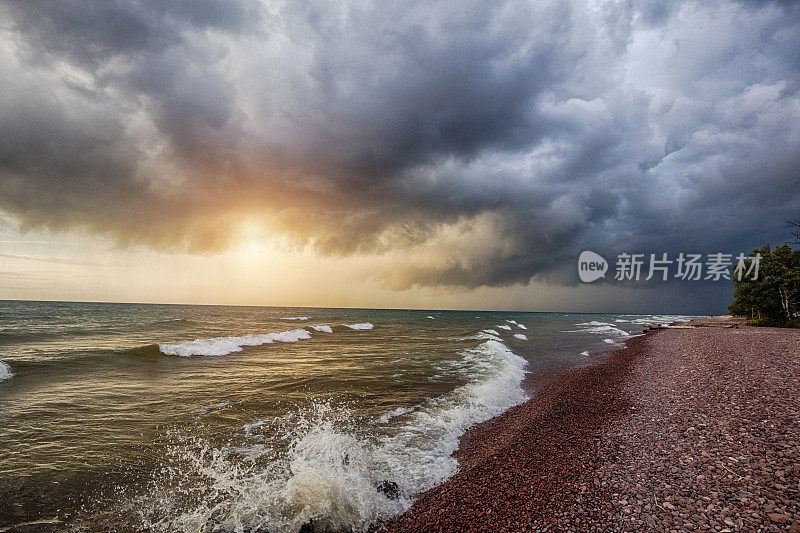 暴风雨海面上的日落